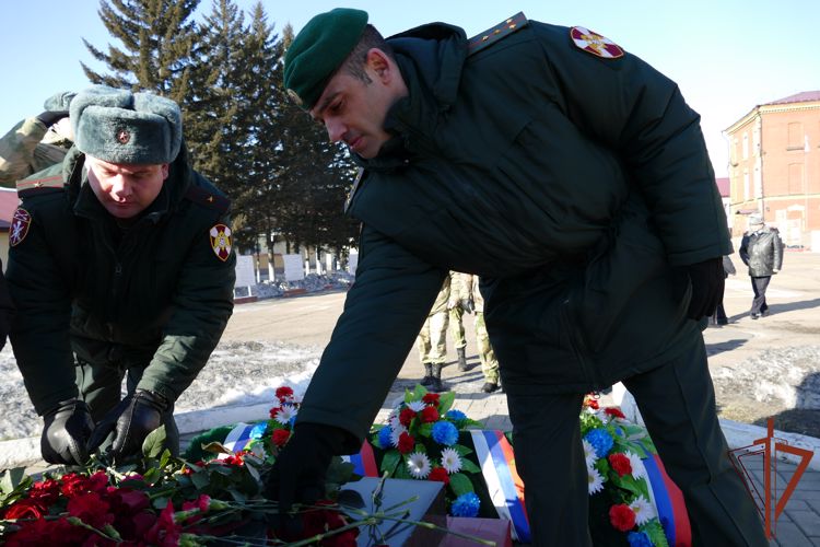 В Сибири прошли церемонии возложения цветов к памятникам героев, погибших при исполнении воинского и служебного долга